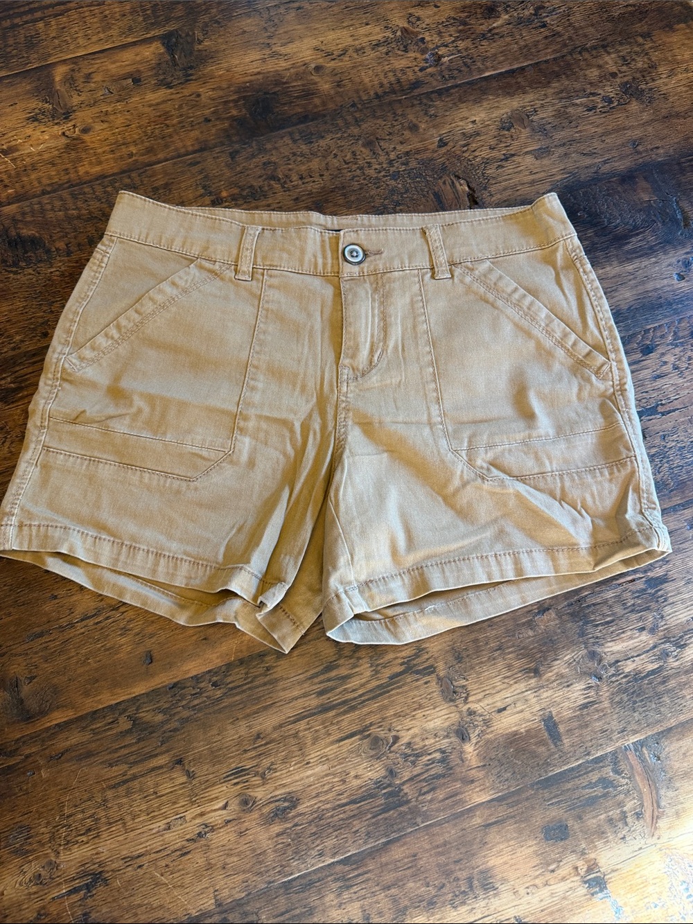 Women’s Utility Cargo Shorts in Light Khaki